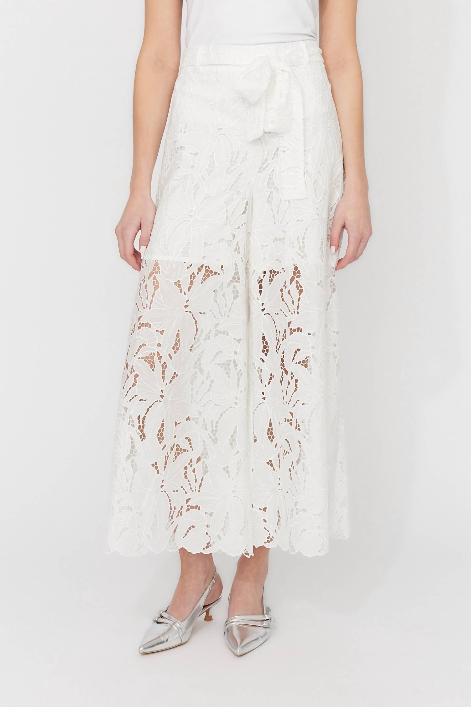 Frank Lyman - High-waisted Floral Trousers