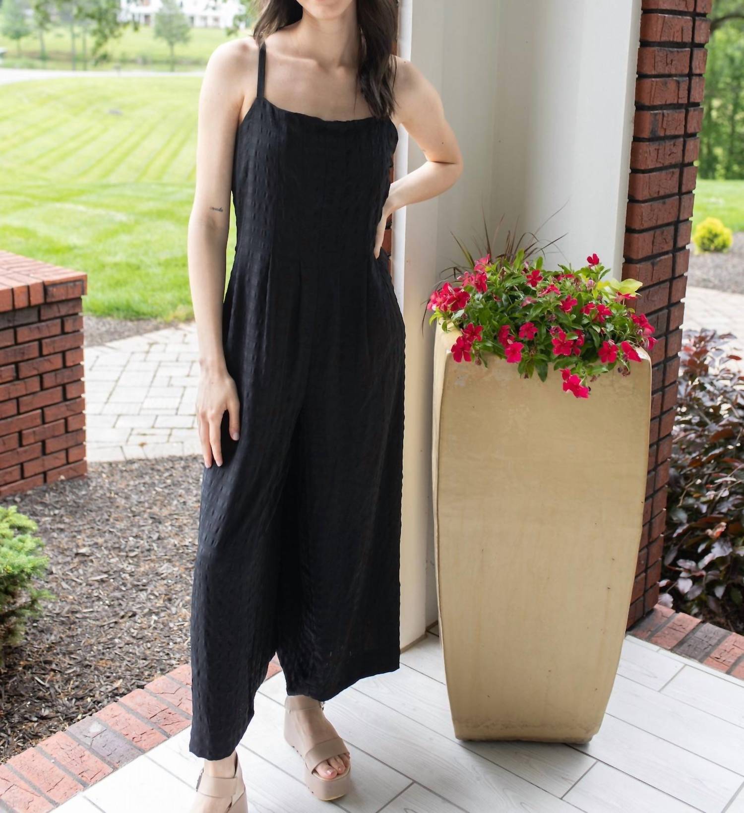 Gigio - Elegant Charm Sleeveless Jumpsuit