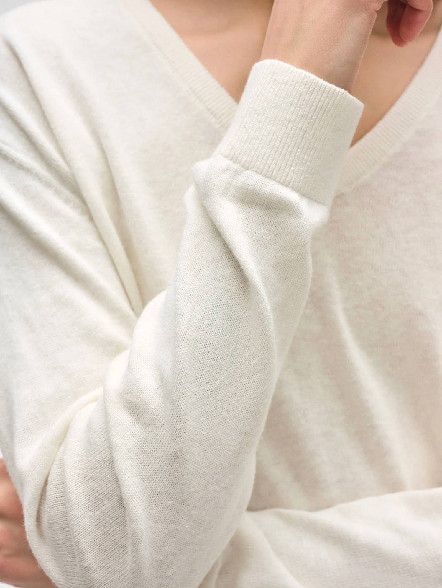 White + Warren - Organic Cotton Blend Rib Trim V-neck