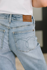 Judy Blue - Mid Rise Rigid Magic Straight Leg Jeans