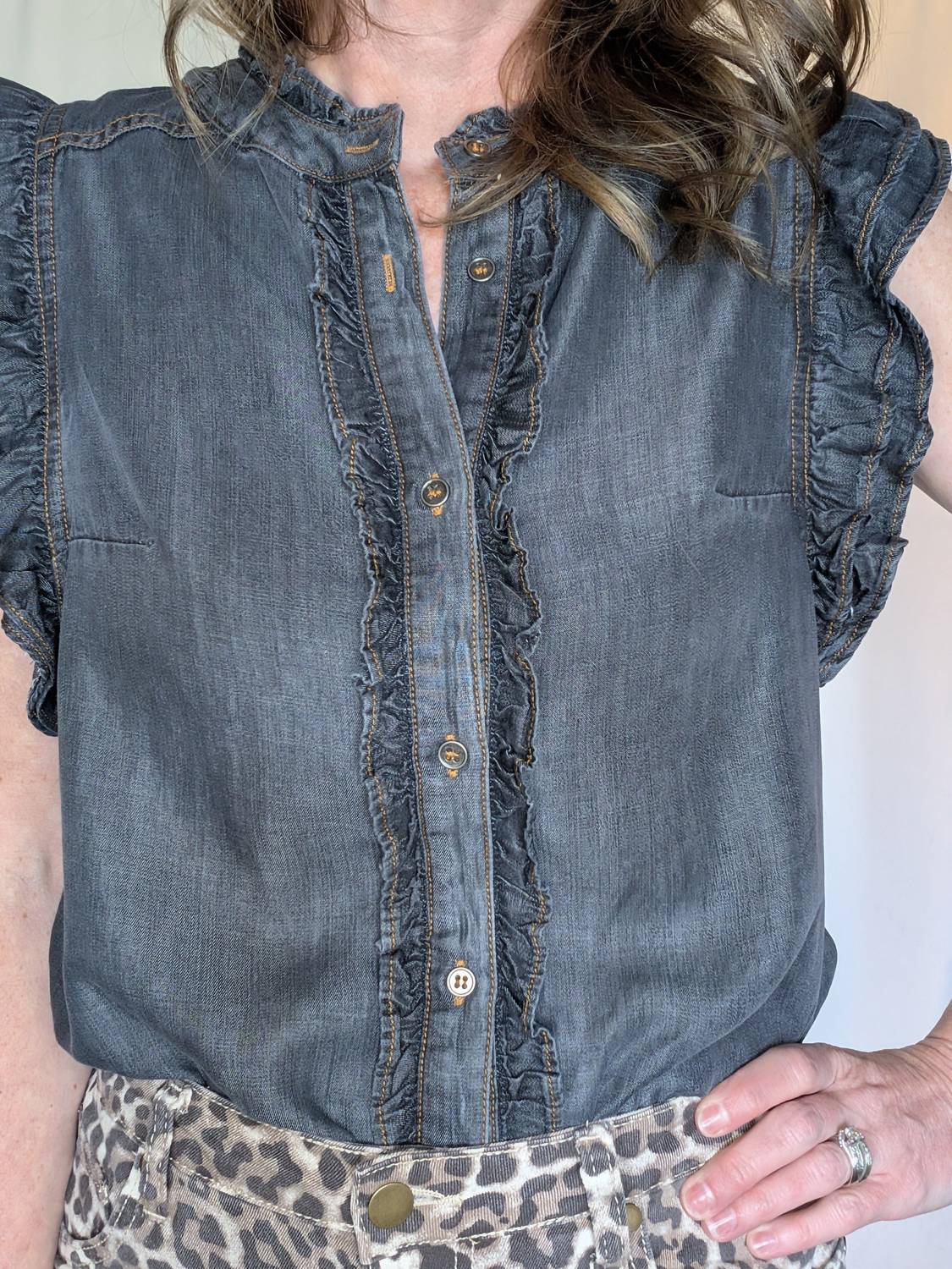 Vine & Love - Ruffle Sleeveless Shirt