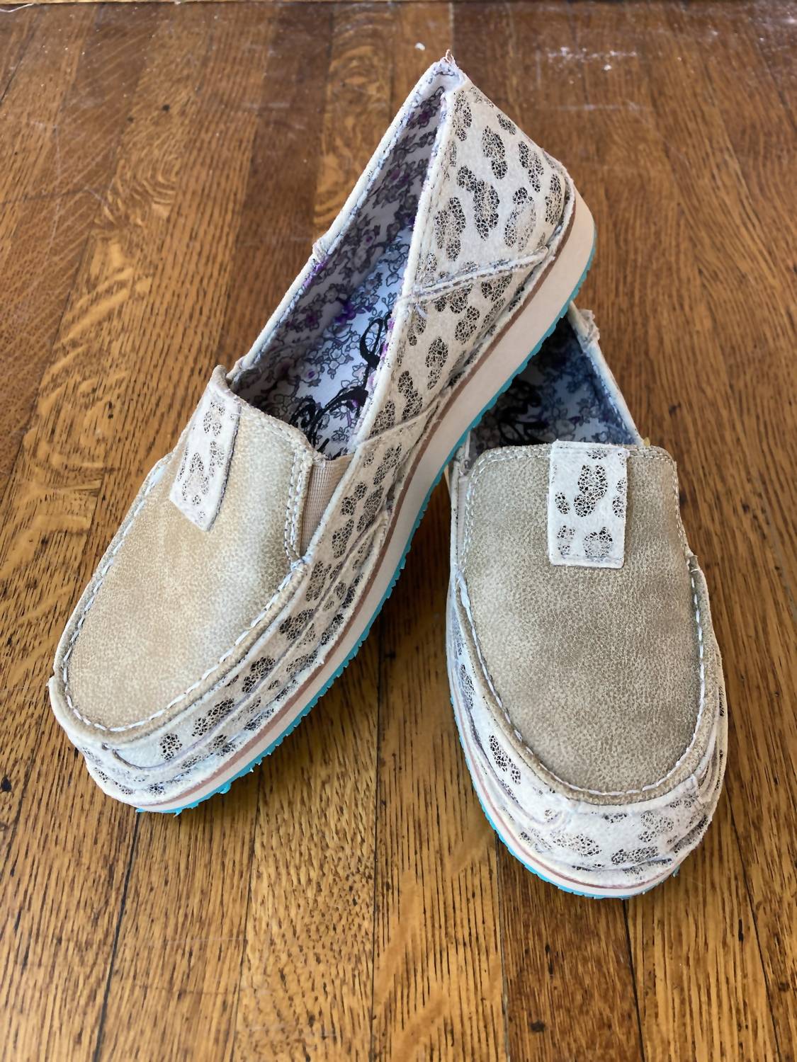 Very G Women's Millie Shoe in cream - women's flats