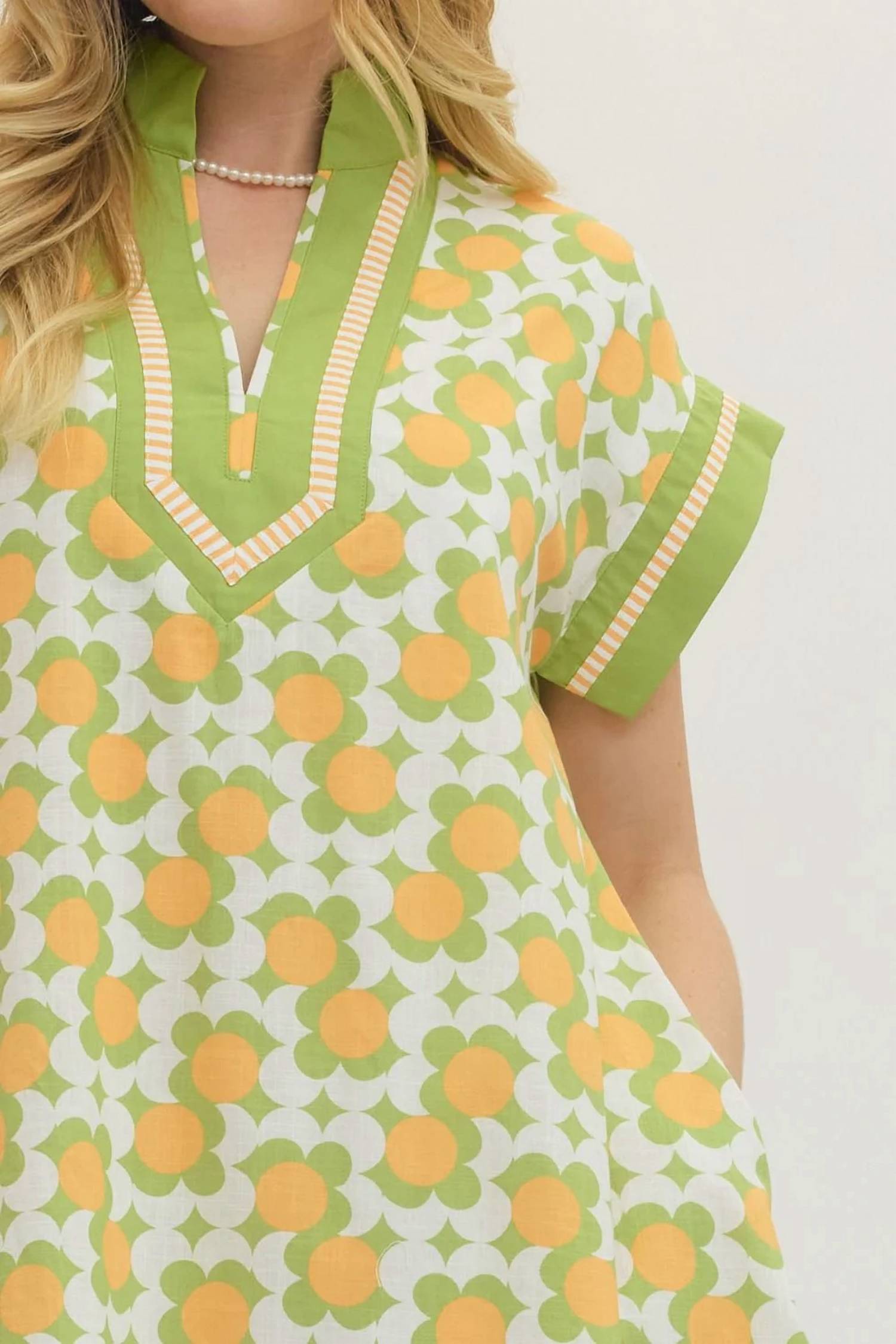 Entro - Contrasting V-neck Mini Dress