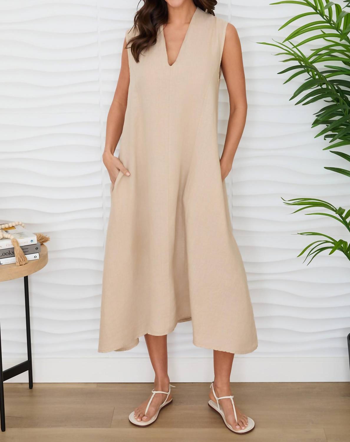 Milio Milano - V-neck Sleeveless Back Keyhole Midi Dress