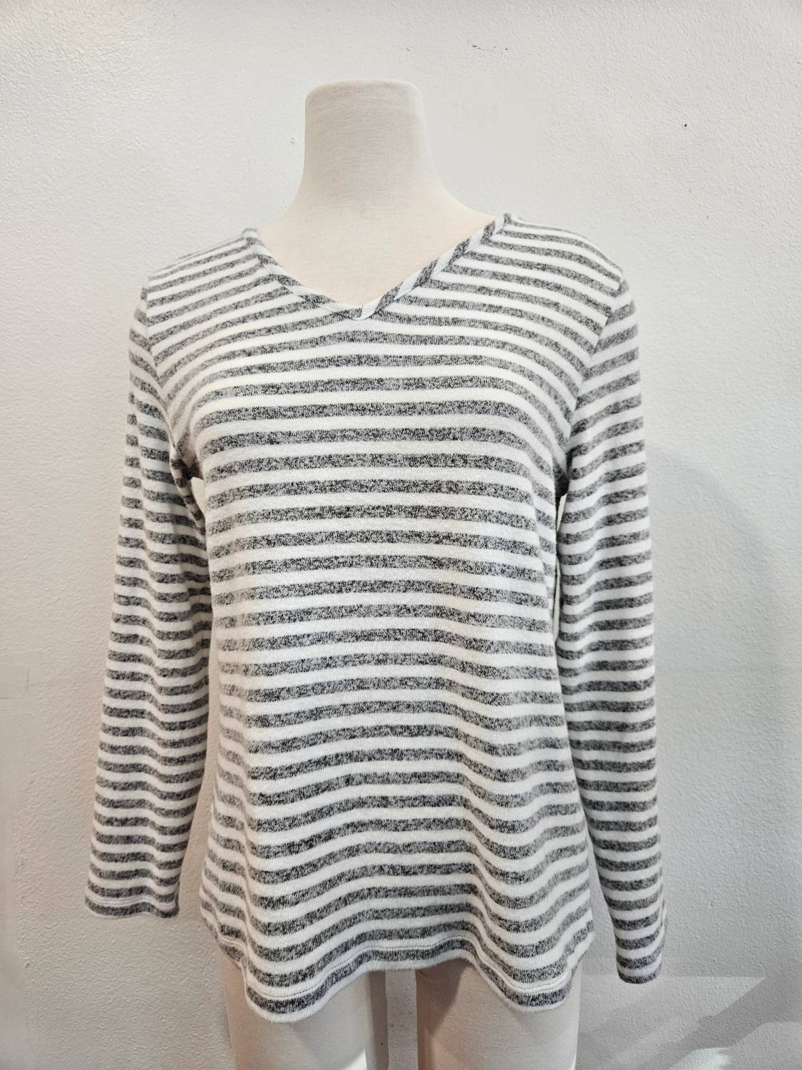Isca - Women's V-neck Long Sleeve Top