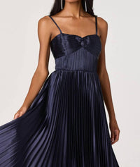 Astr - Ascella Sweetheart Pleated Midi Dress