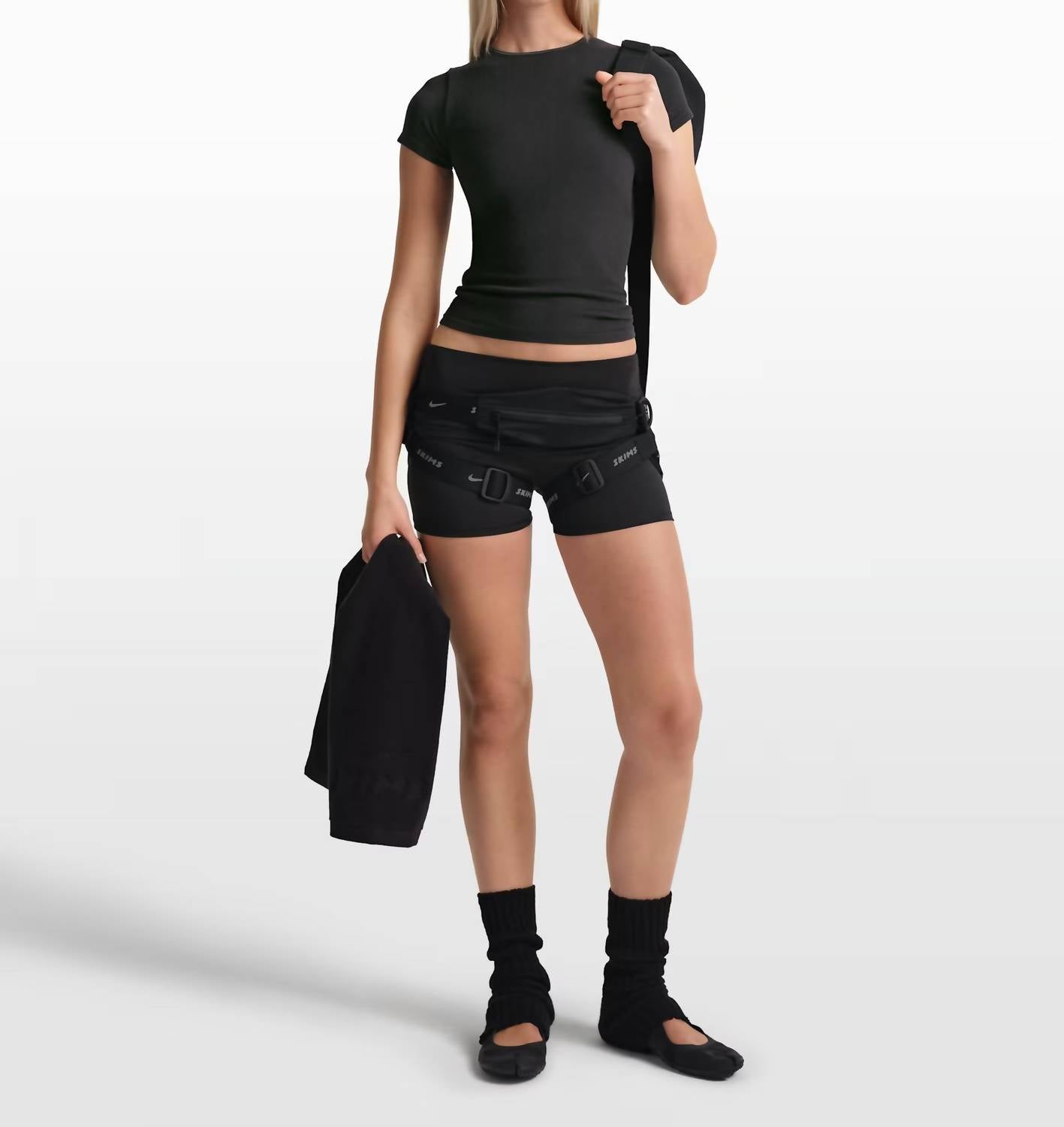 NikeSKIMS Ribbed Seamless Short Sleeve Top in nskm obsidian nskm armor - women's t-shirt