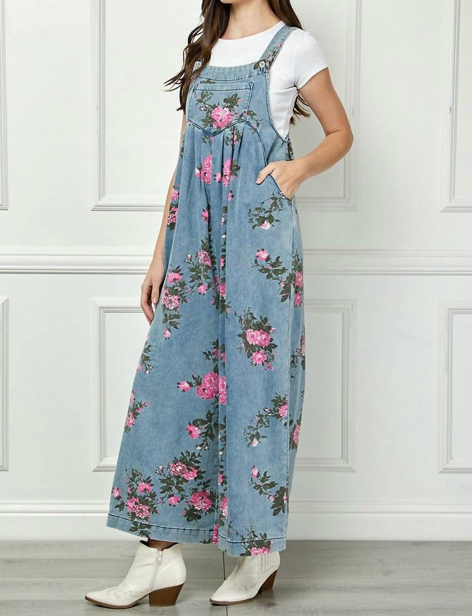 Veveret - Painted Floral Sleeveless Jumpsuit