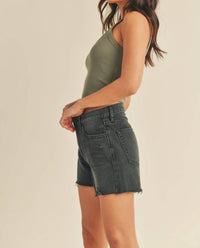 CLEAN HIGH RISE SLIT SHORT