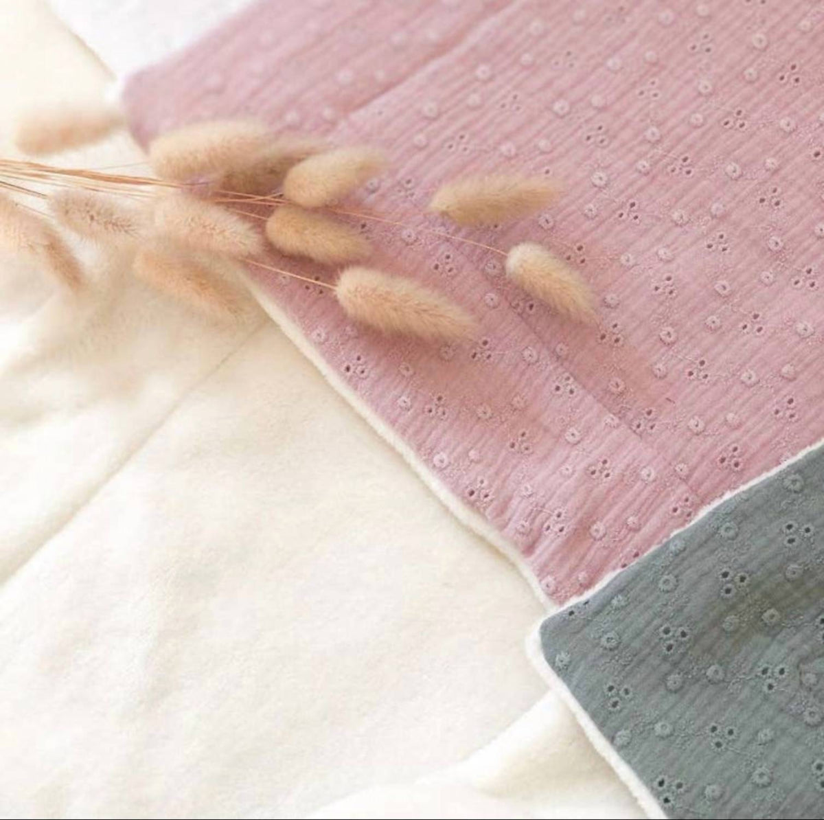 Les Juliettes - Eyelet/Fleece Blanket