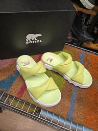 SOREL WOMEN'S VIBE TWIST SLIDE in luminous lime whitened pink - women's sandal - detail view
