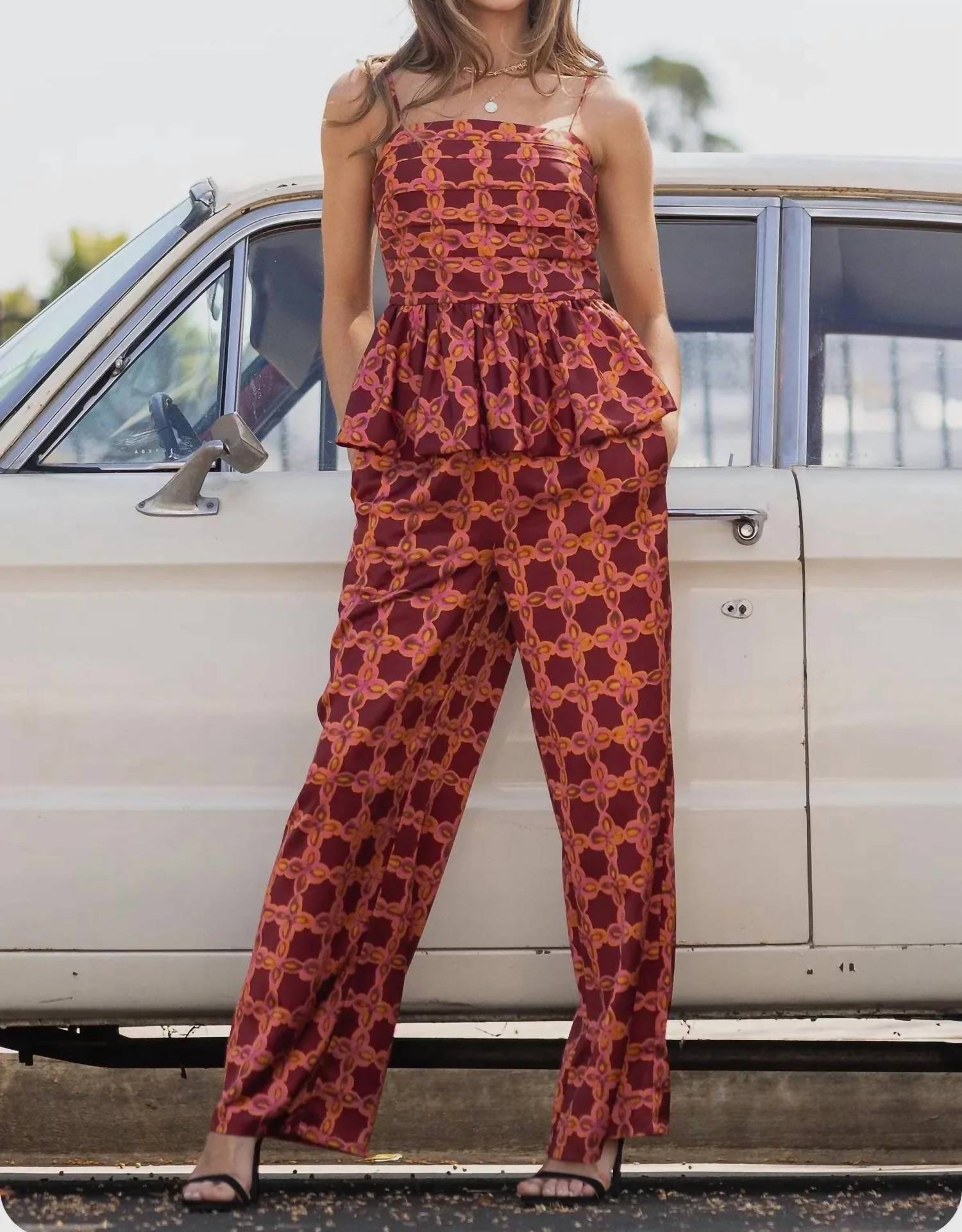 Strut & Bolt - Chainlink Pleated Top