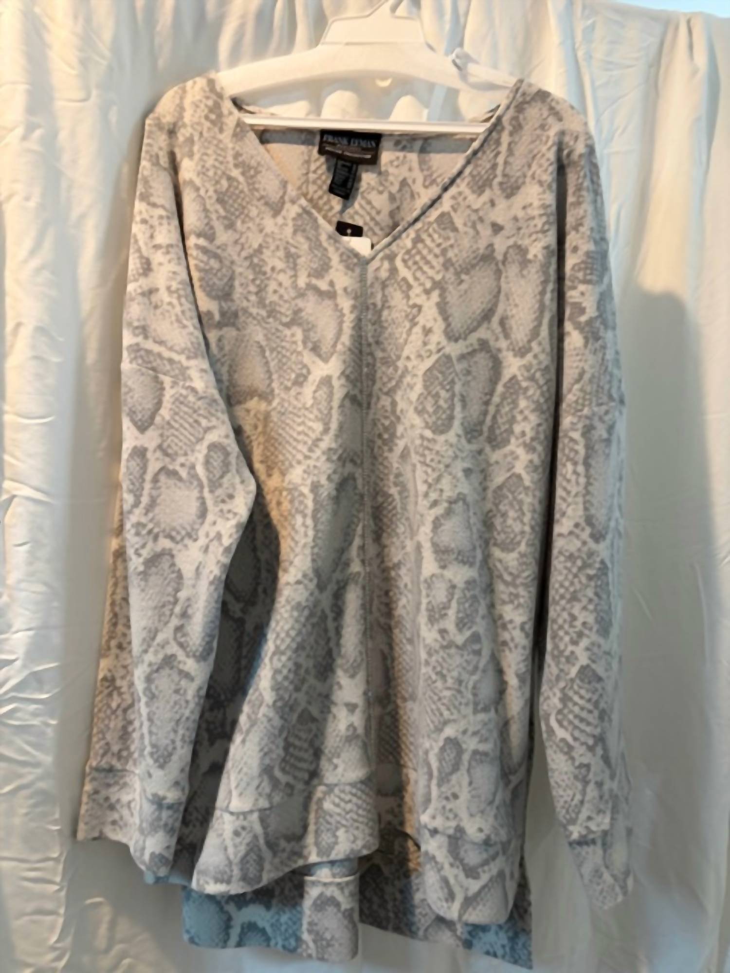 Frank Lyman - Women's V-neck Soft Sweater