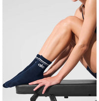 ALO YOGA Unisex Half Crew Throwback Sock in navy white - women's accessory