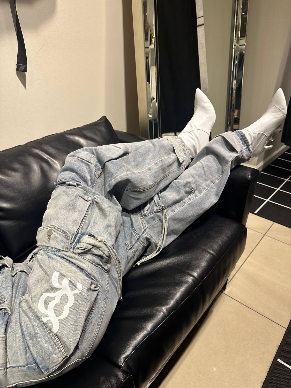 8586 - Unisex - Distressed Cargo Jeans