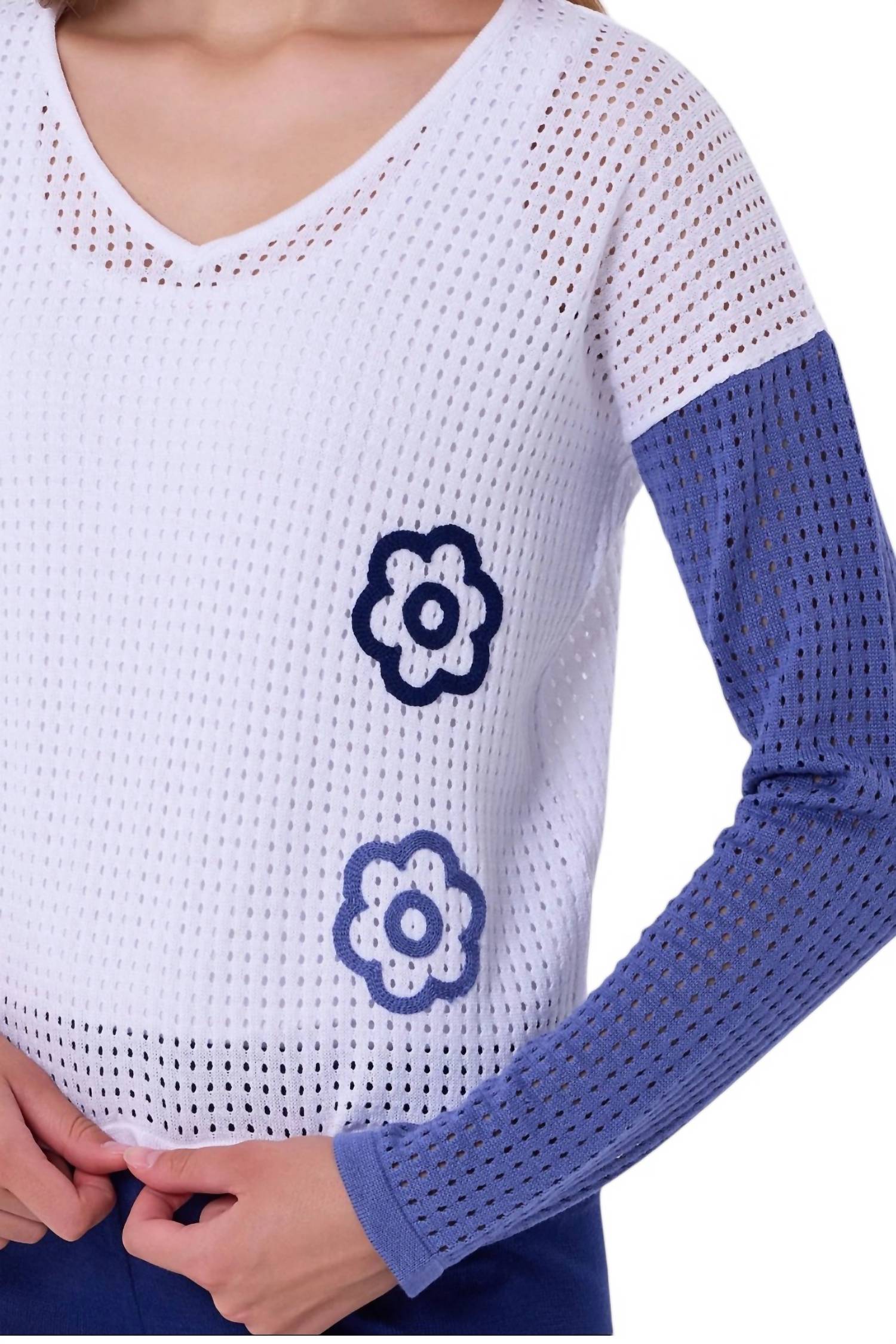 French Kyss - V-Neck Flower Crochet Top