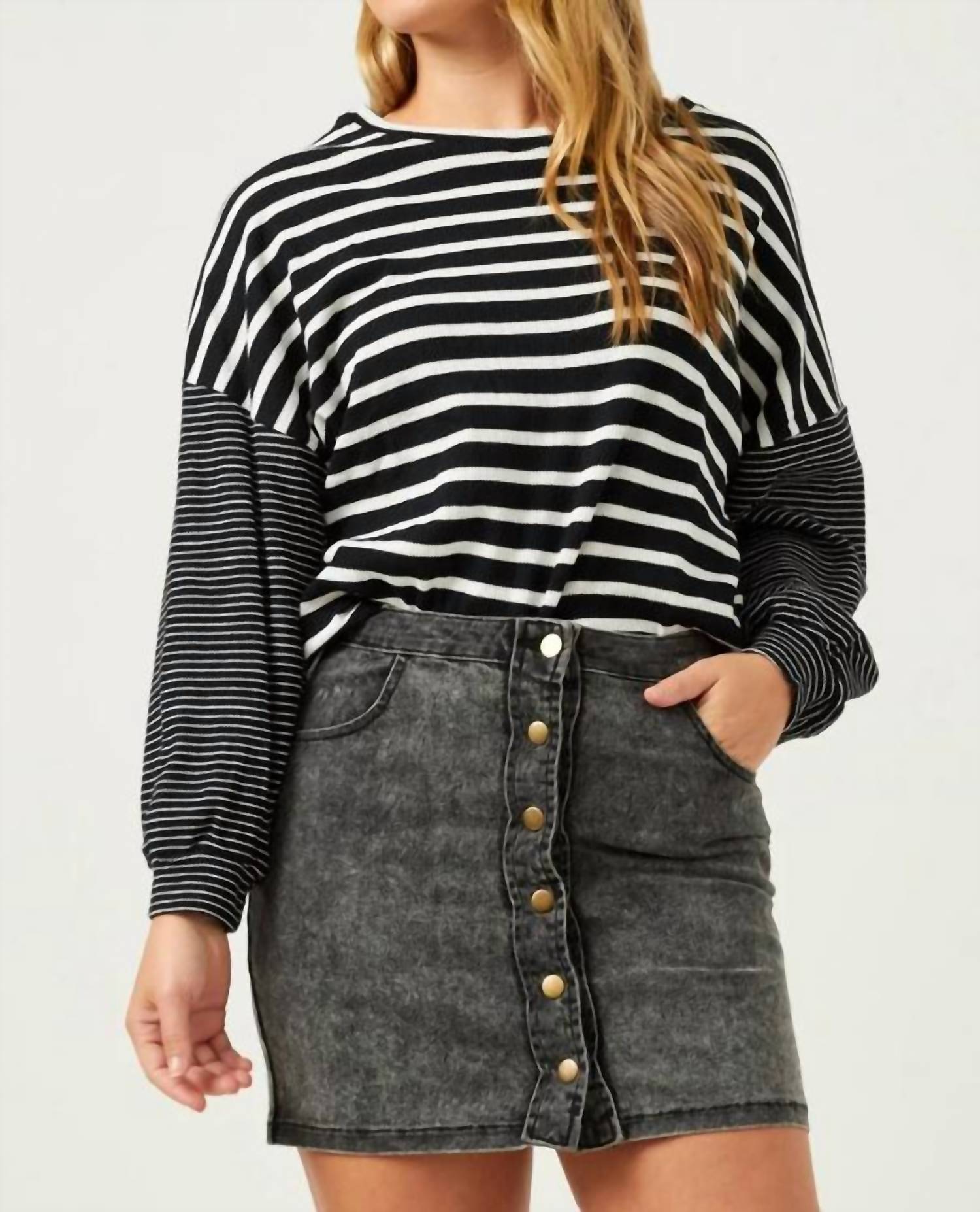 Hayden La - Contrast Stripe Sleeve Textured Knit Top