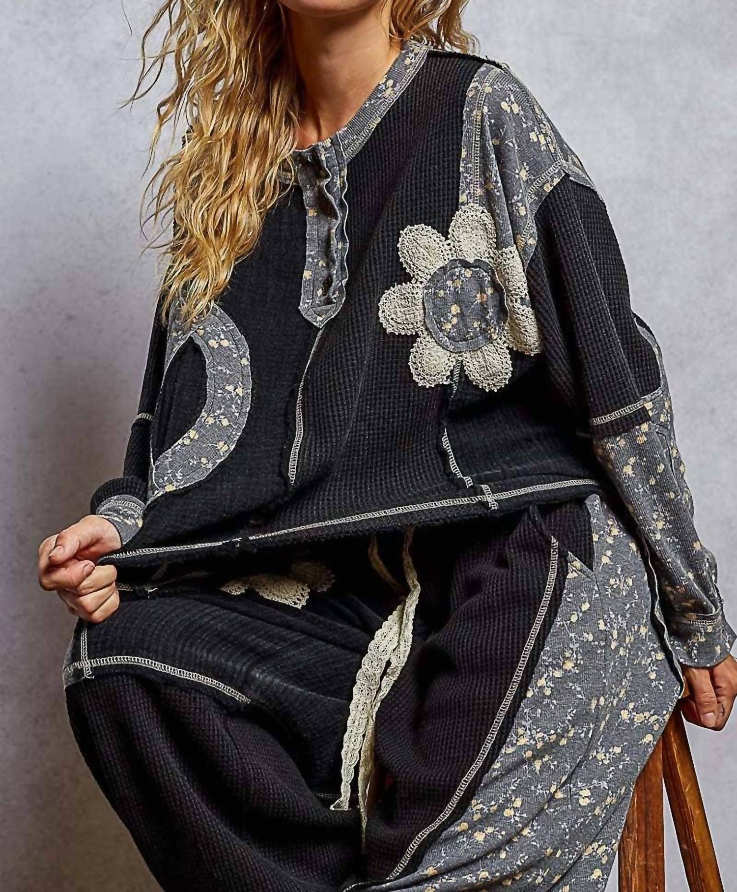 Pol - Crew Neck Peace Patch Floral Knit Top