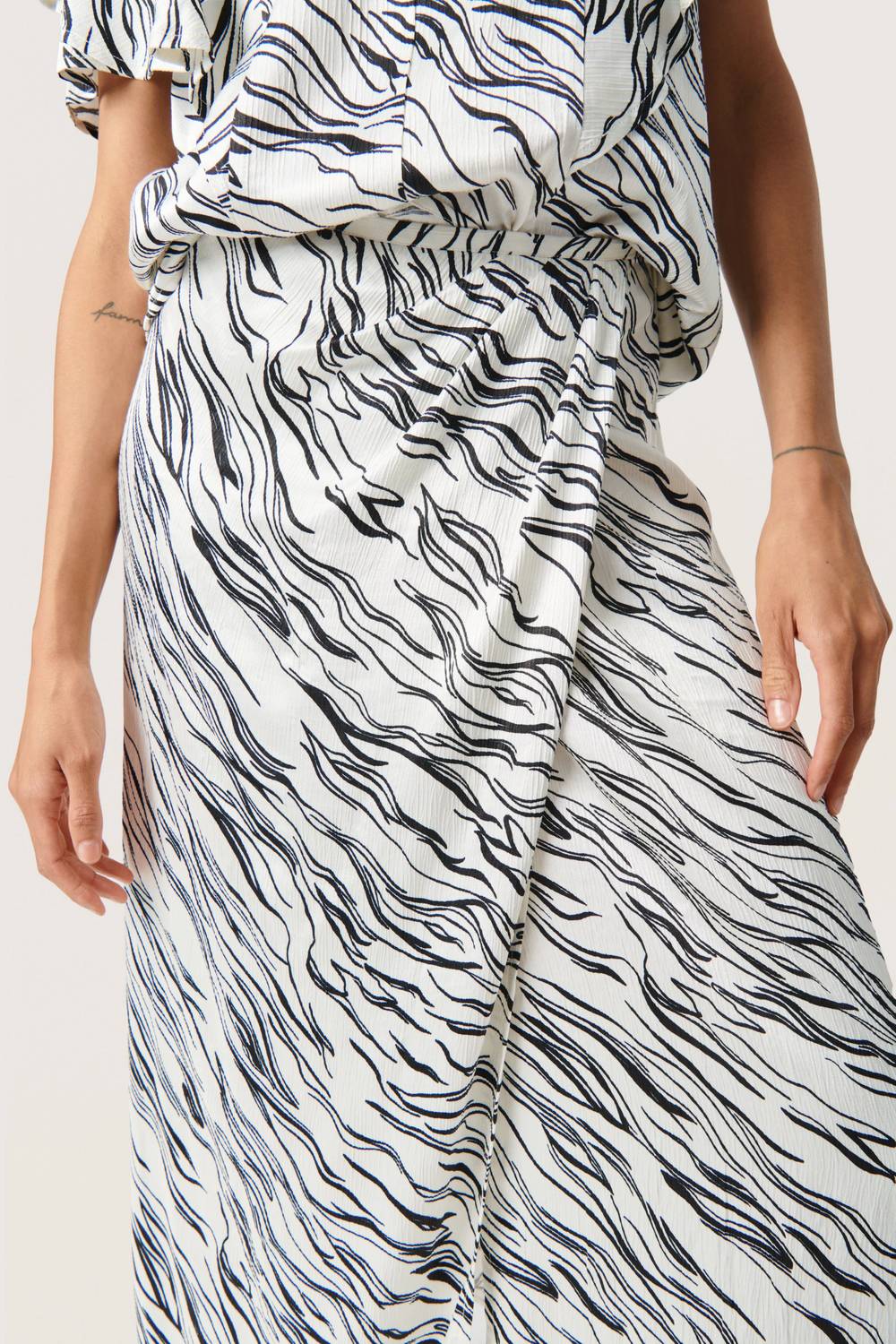 Soaked In Luxury - Vinka Wrap Midrise Waist Maxi Skirt