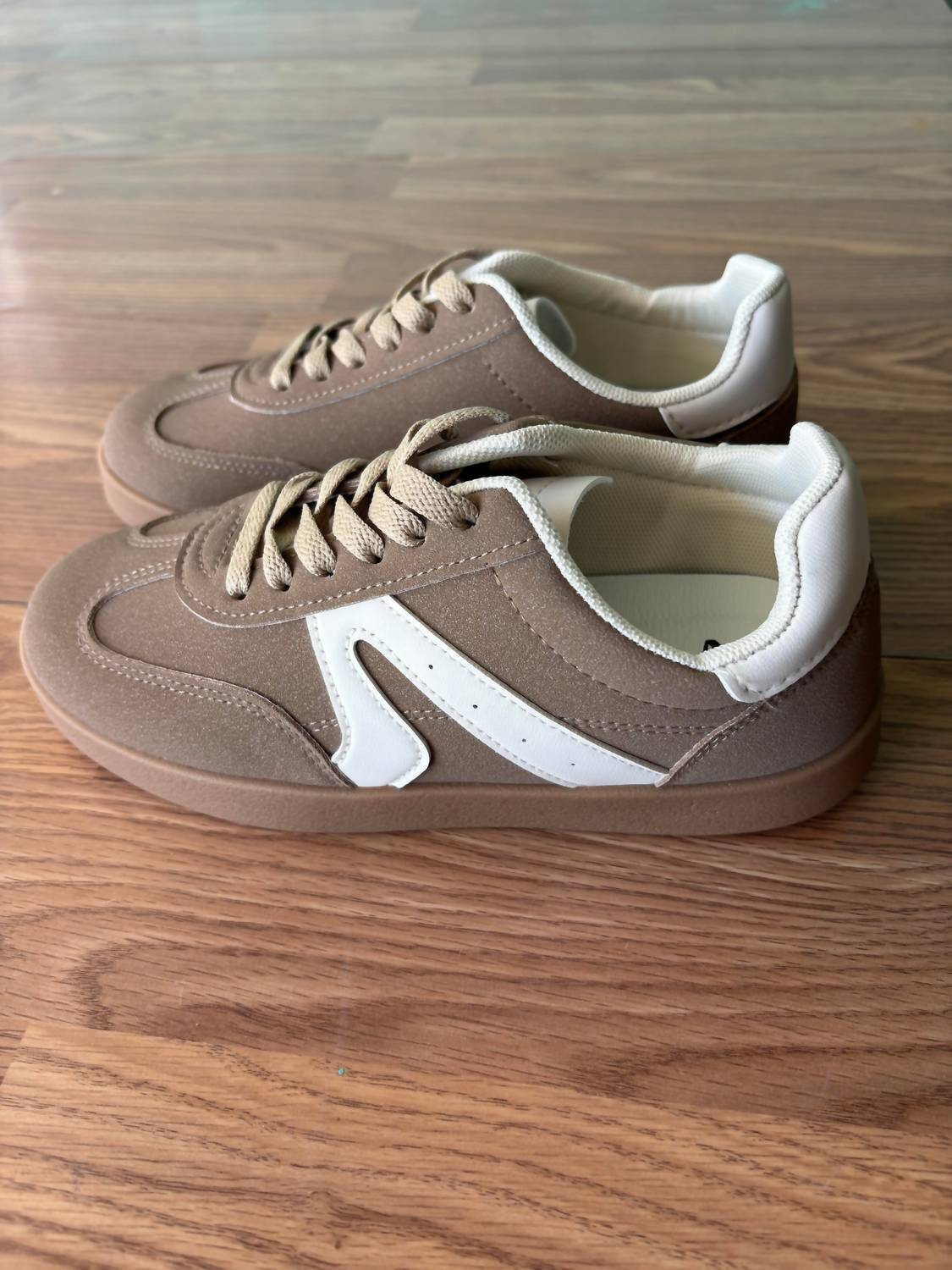 Very G Women's Retro Sneaker in brown - women's sneaker - detail view