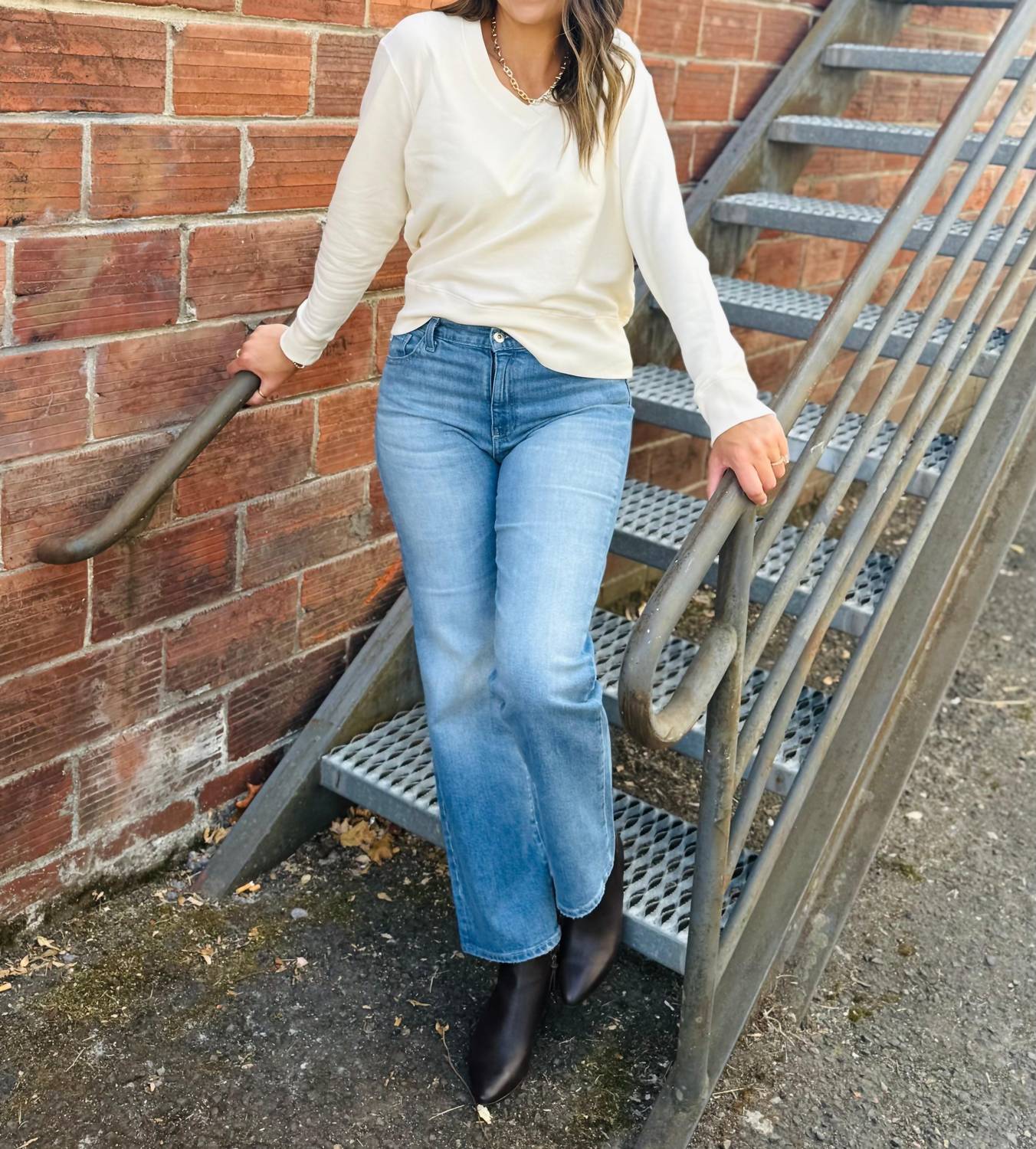 Mododoc - Deep V-neck Tee