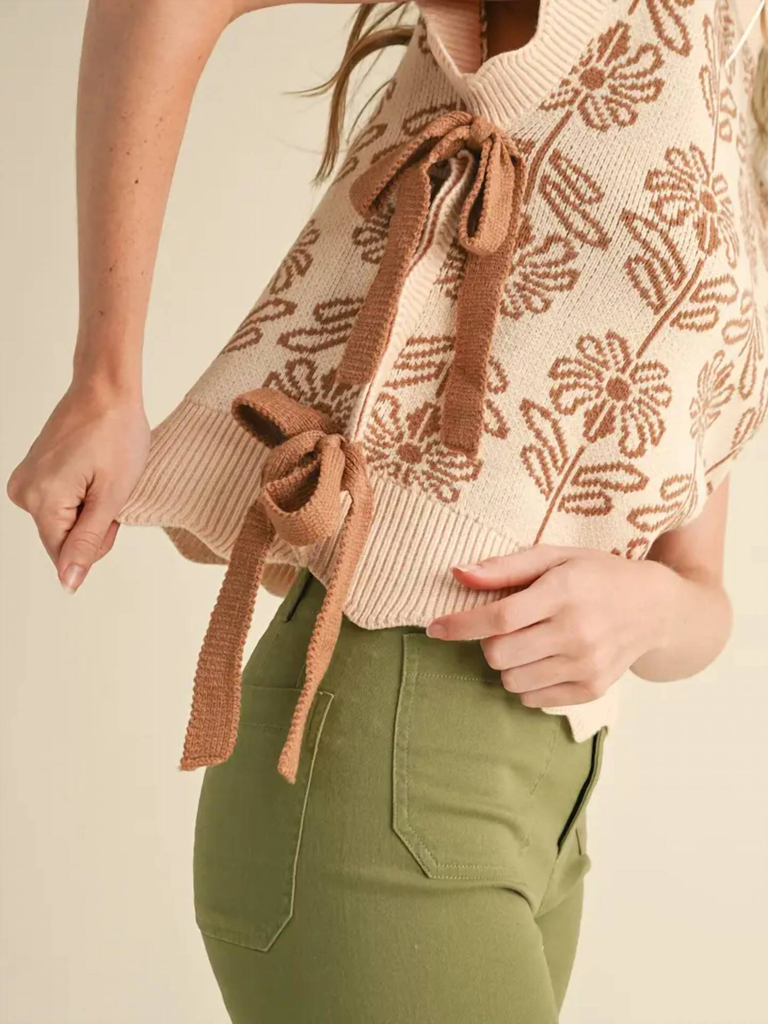 &Merci - Ribbed Scallop Floral Sweater Vest