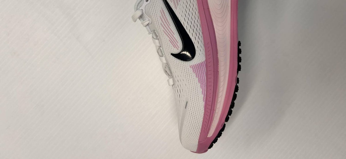 Nike - Women's Vomero 18 Sneakers