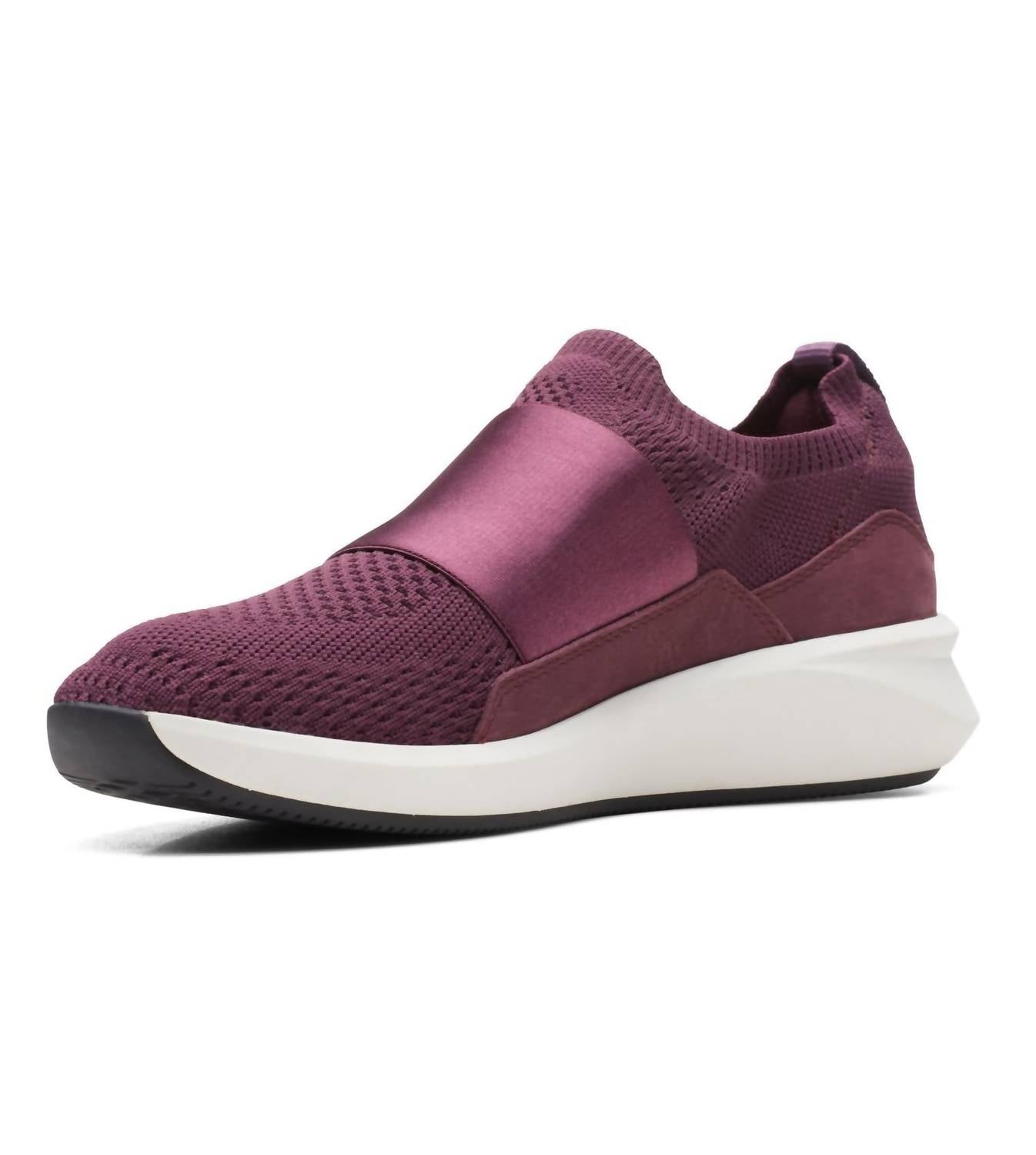 Clarks - Women's Un Rio Knit Slip-on Sneaker
