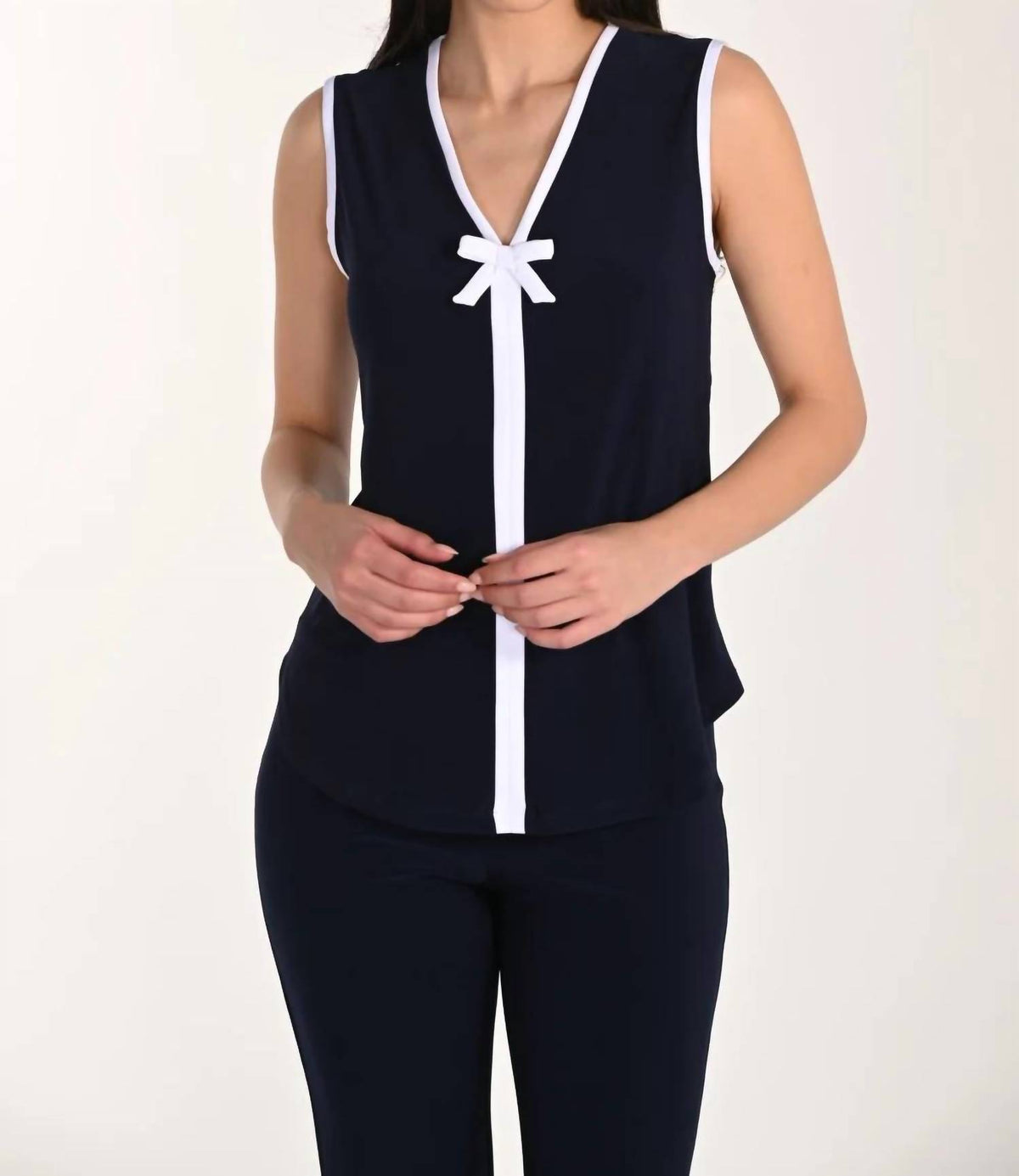 Frank Lyman - Sleeveless top with bow detail