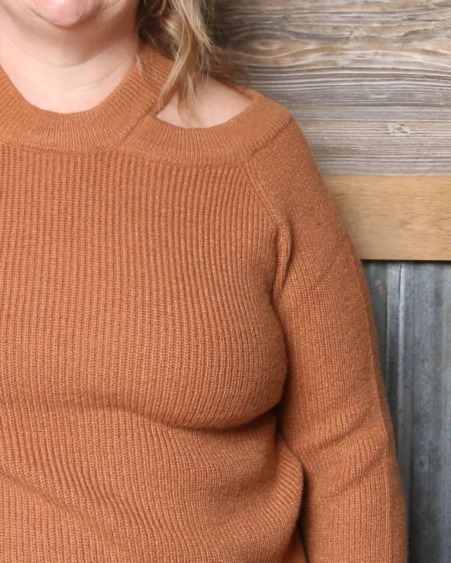 Amoli - Peek Sweater
