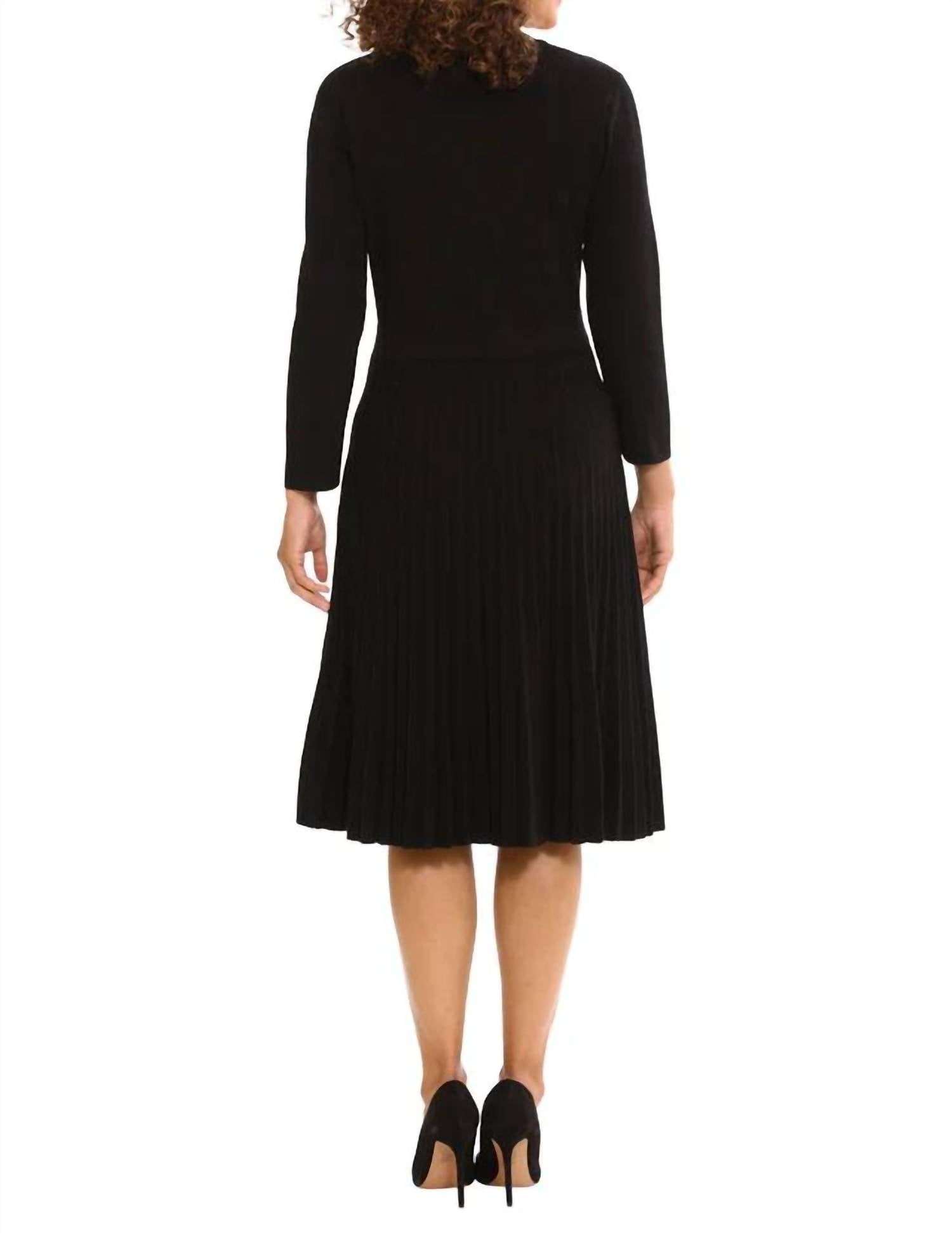 Maggy London - Jewel Neck Pleated Skirt Knit Dress