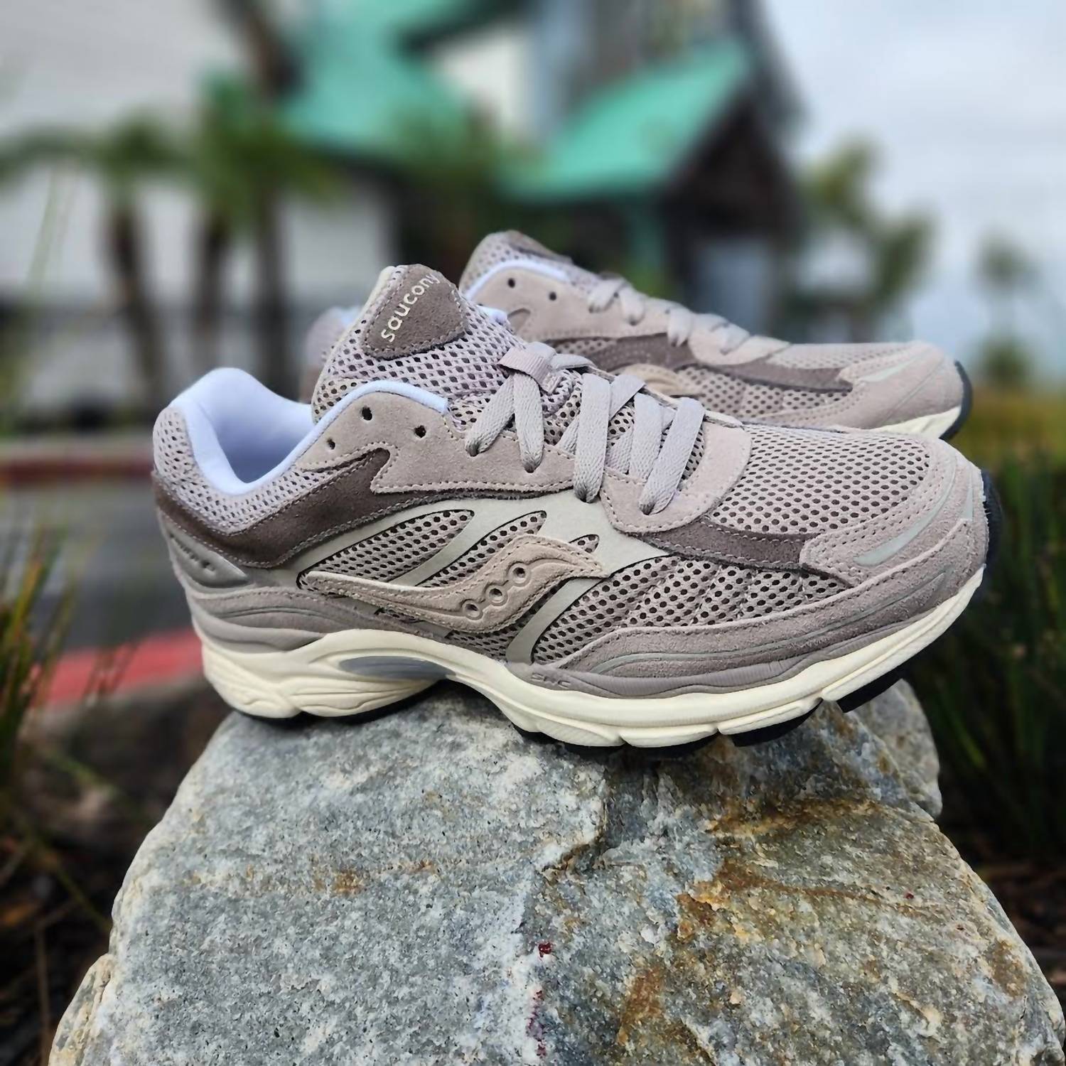SAUCONY Men's Progrid Omni 9 Shoe in premium grey - men's sneaker - detail view