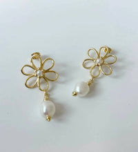 Tramps+Thieves - Women's Myles Flower Pearl Earrings