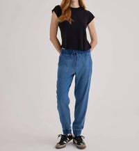 Bella Dahl Pocket Jogger Denim in indigo spray wash - women's pants