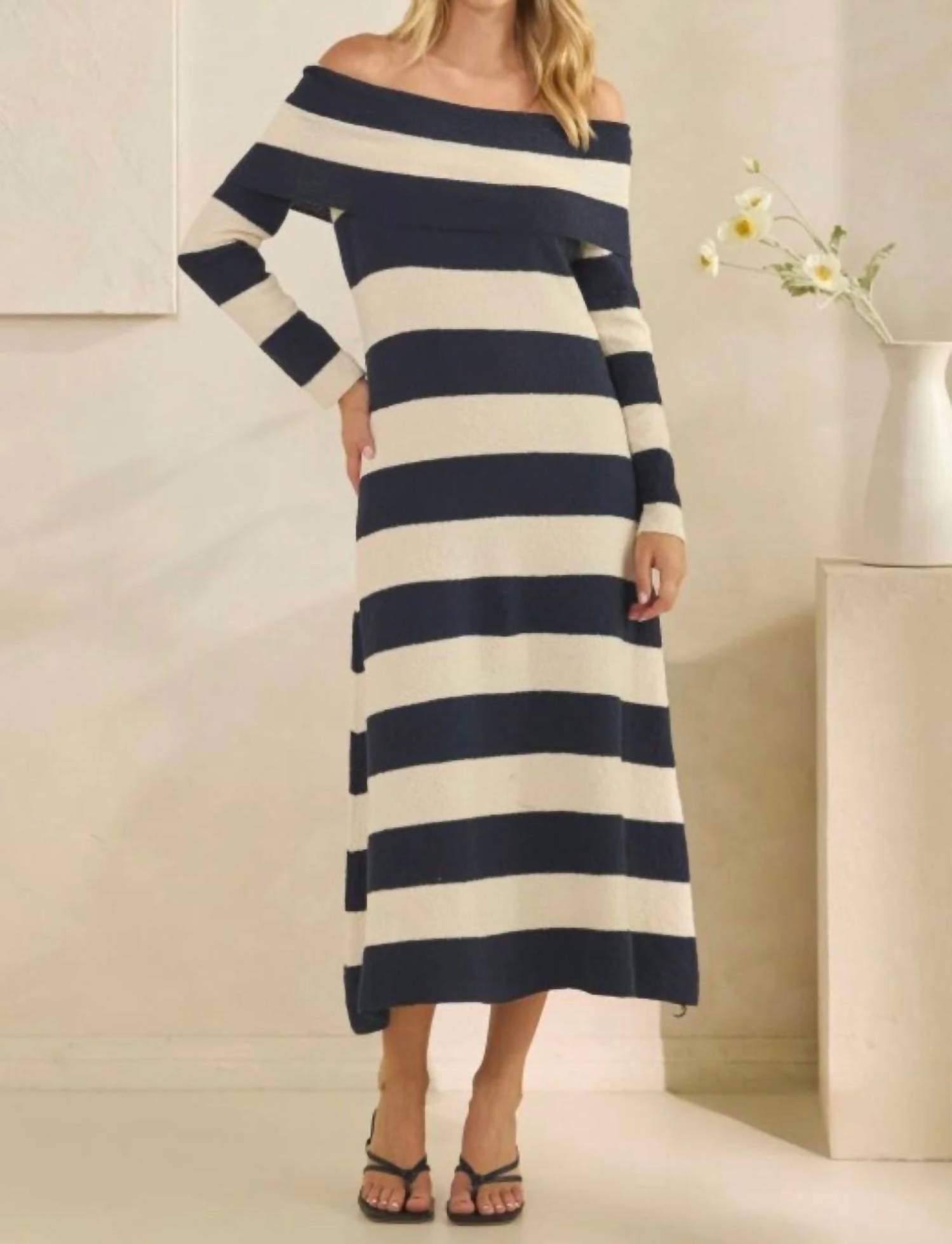 Veveret - Textured Knit Off-Shoulder Wide Stripe Long Dress