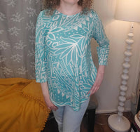 Jess & Jane - Rounded Neck And Hem 3/4 Sleeve Top