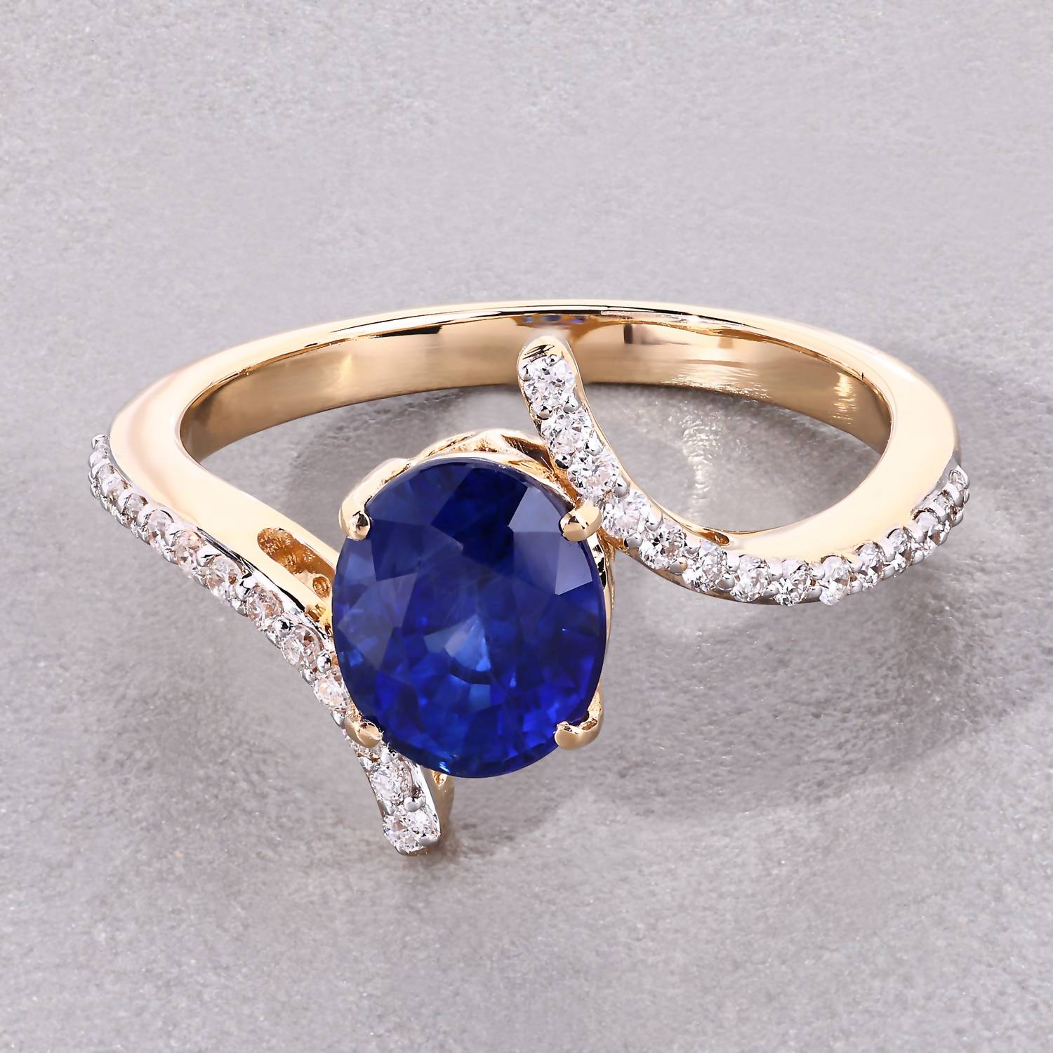 Diana M Jewels Women's Oval Natural Sapphire Fashion Ring (2.42 Ct) - Classic Plus in 18k yellow gold - women's jewelry - detail view