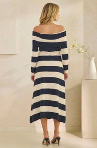 Veveret - Textured Knit Off-Shoulder Wide Stripe Long Dress