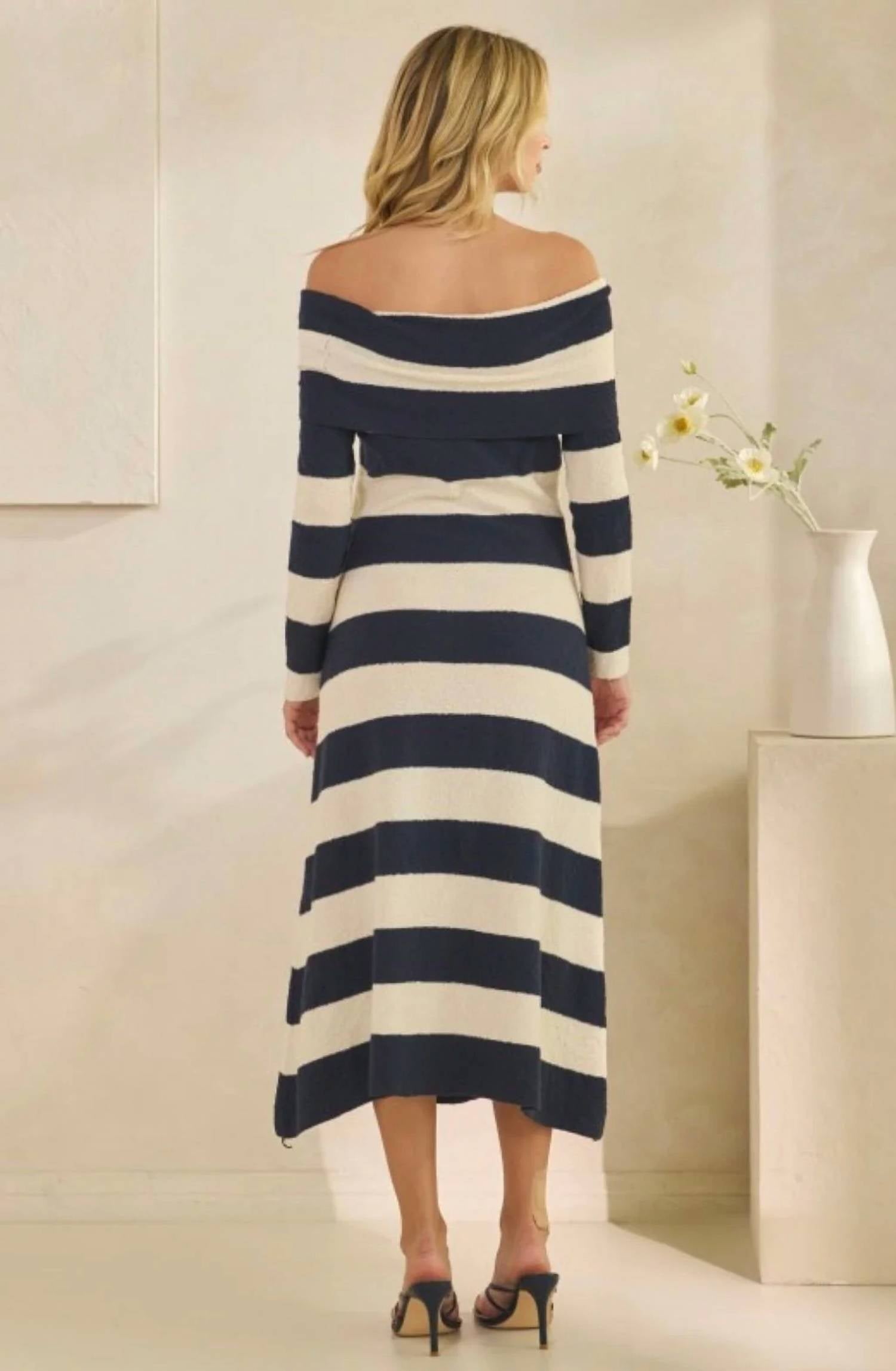 Veveret - Textured Knit Off-Shoulder Wide Stripe Long Dress