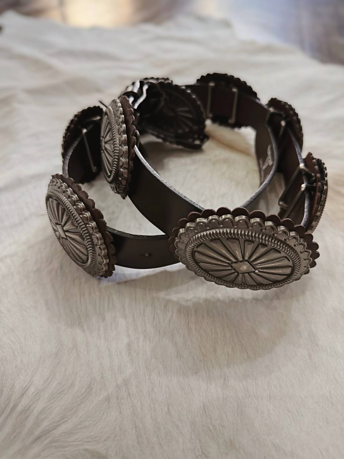 L&B - Women's Leather Belt With Vintage Concho Plate Details