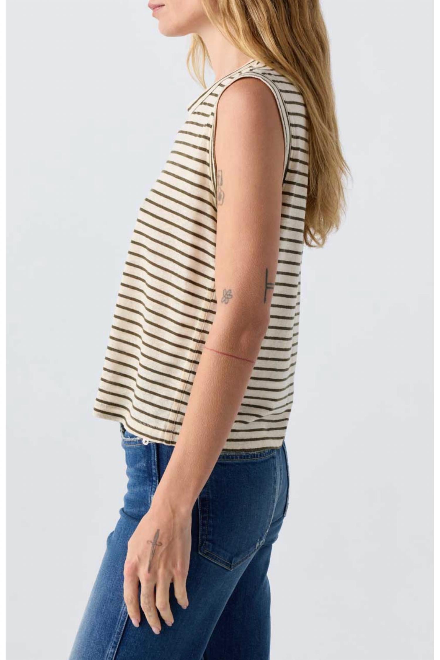 Amo - SLEEVELESS LOVE TEE