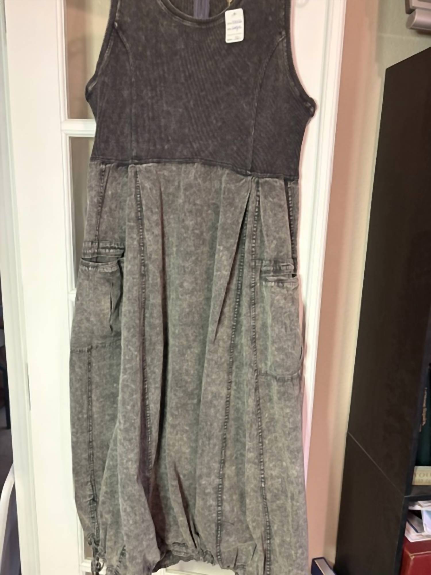 Easel - grey dress