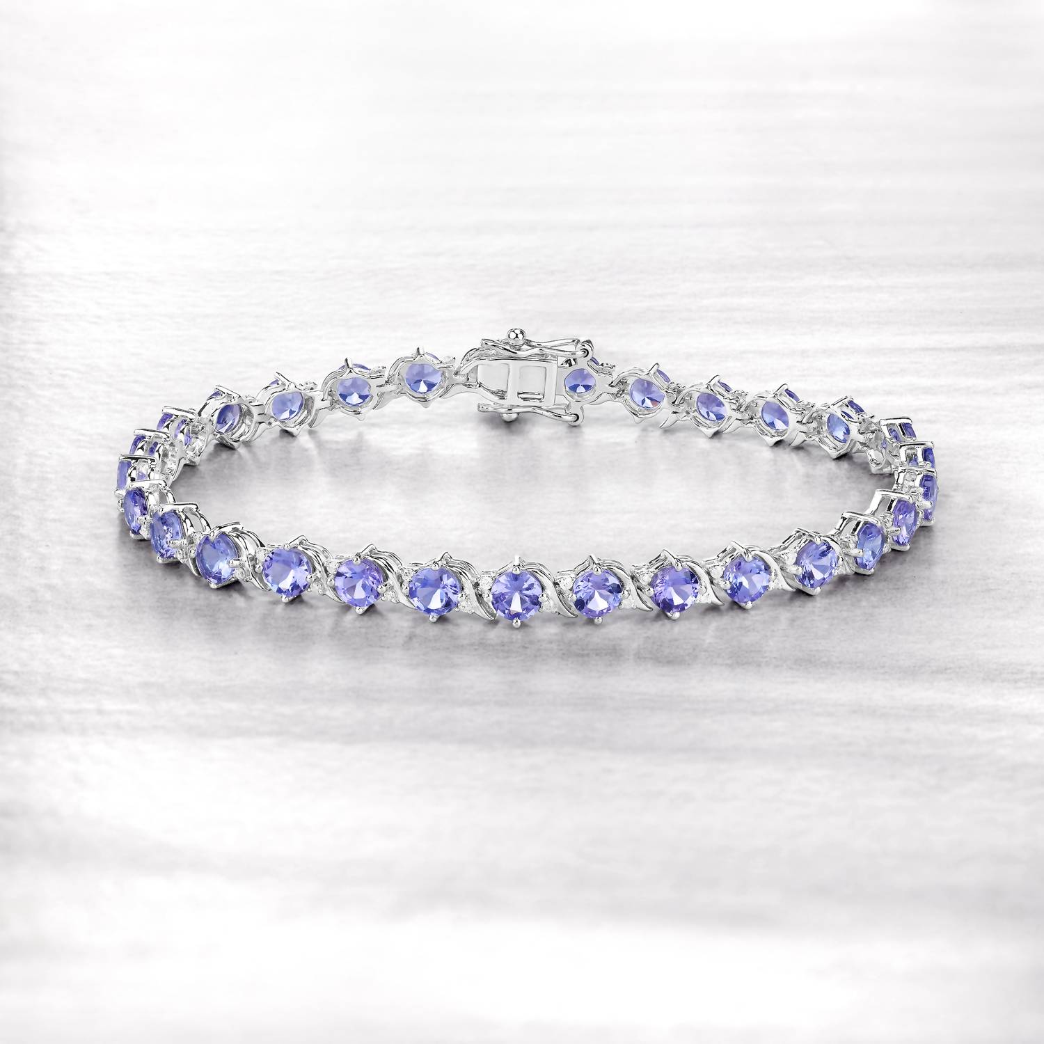 Diana M Jewels Women's Round Natural Tanzanite Bracelet (6.93 Ct) - Elegant in 14k white gold - women's jewelry - detail view