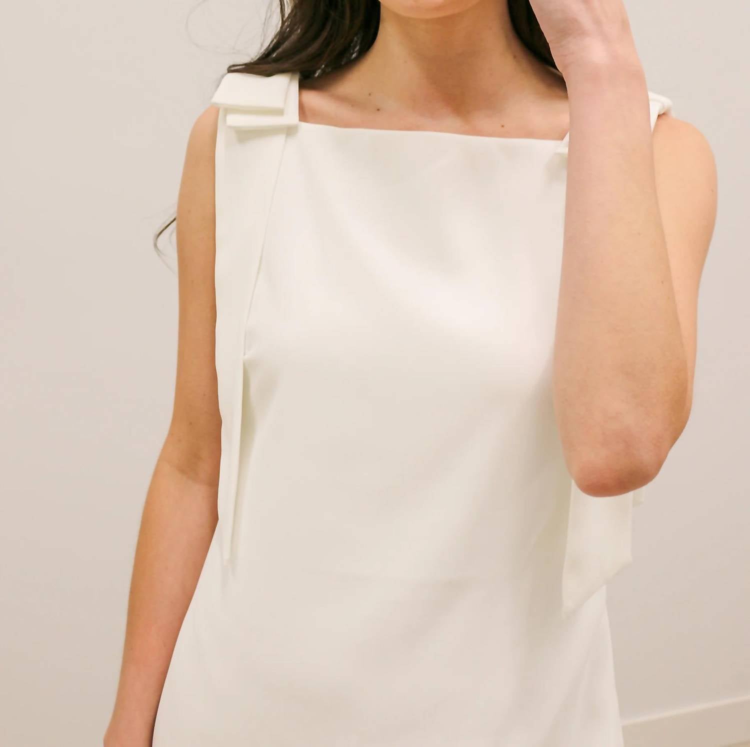 Entro - Kathleen Modern Bow Accent Mini Dress