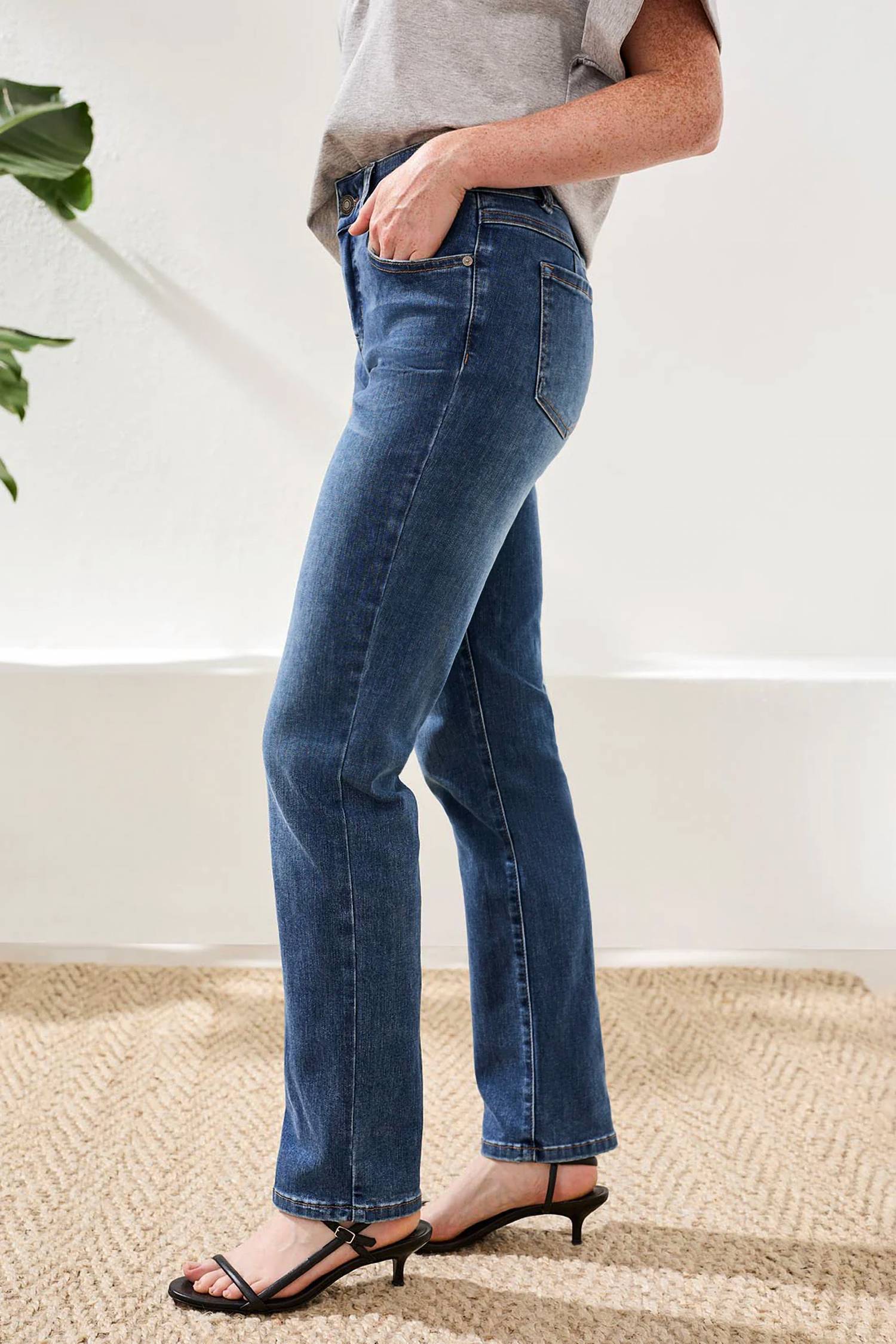 TRIBAL Sophia Curvy Straight Leg Jeans in dark vintage 1 - women's jeans - detail view