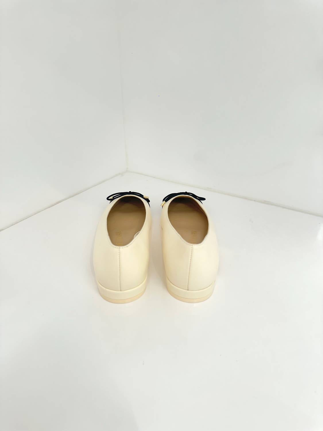 Stuart Weitzman - Women's Sleek Bow Flat Sandal