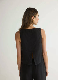 Bella Dahl - SLEEVELESS BOAT NECK SPLIT BACK TOP