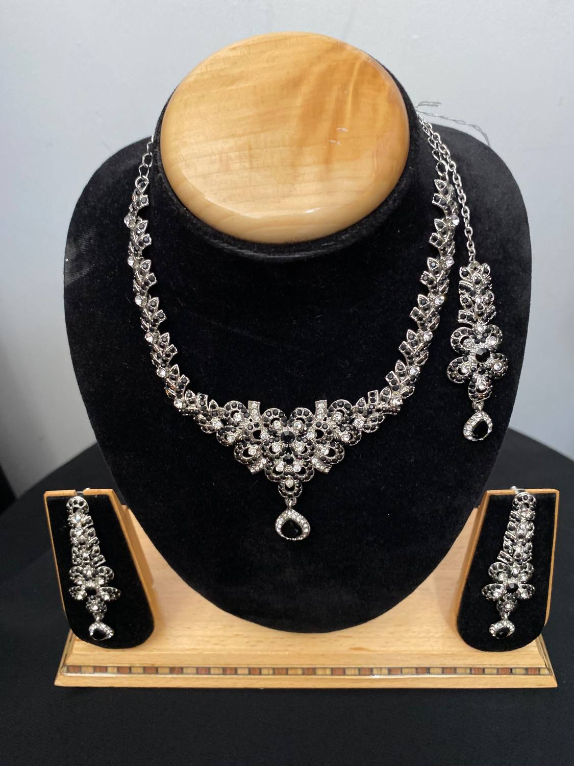 Donna Vinci Women's J130 Necklace And Earrings Jewelry Set in black - women's jewelry