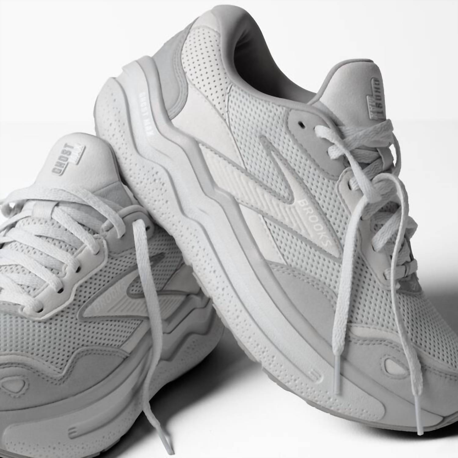 BROOKS Women's Ghost Max Se Shoe in oyster alloy antartica - women's sneaker - detail view