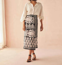 OMIKA Nero Blouse in solid coconut - women's blouse